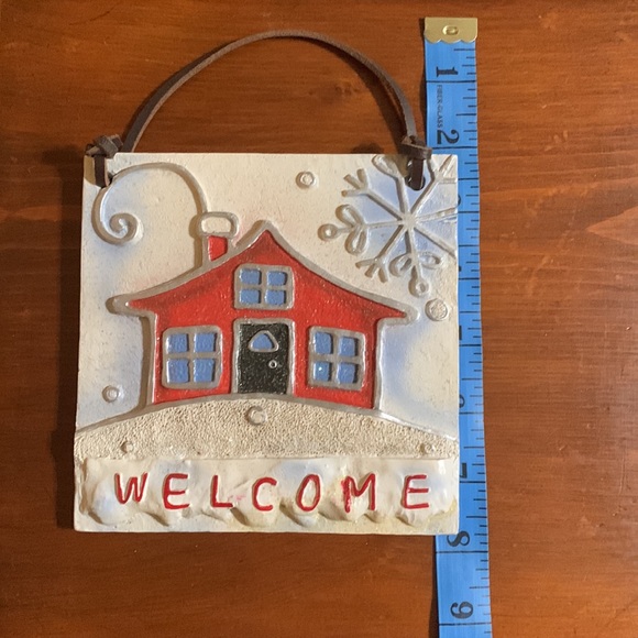 “WELCOME” Hanging Ceramic Plaque with a cozy home pictured - Picture 4 of 6